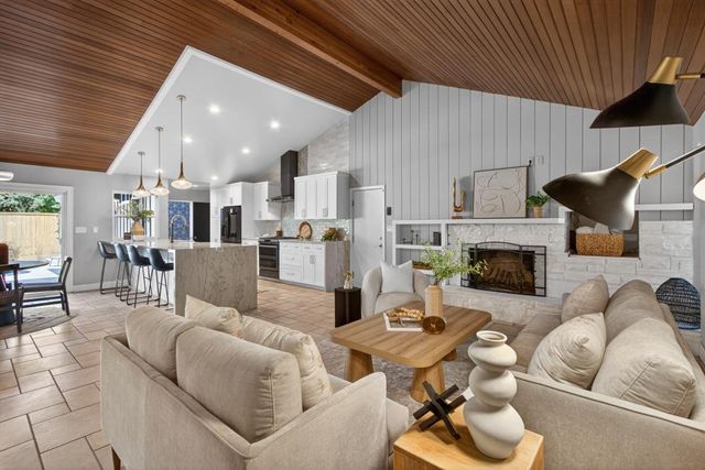 2595 American River Dr, Sacramento, CA 95864