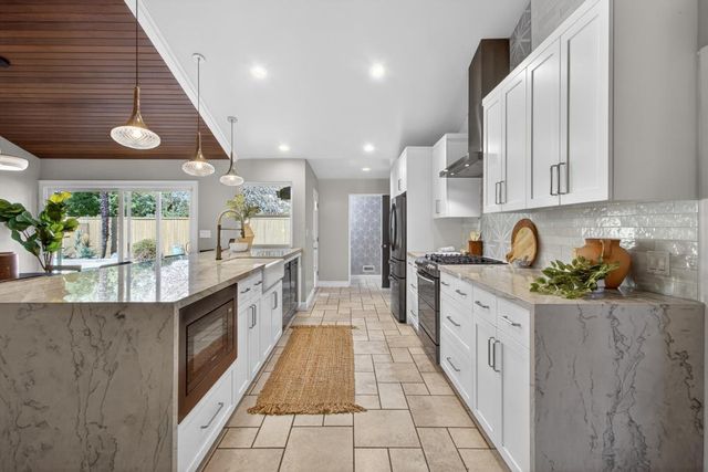 2595 American River Dr, Sacramento, CA 95864