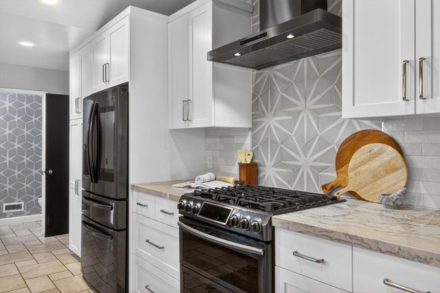 2595 American River Dr, Sacramento, CA 95864