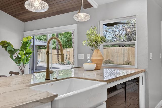 2595 American River Dr, Sacramento, CA 95864