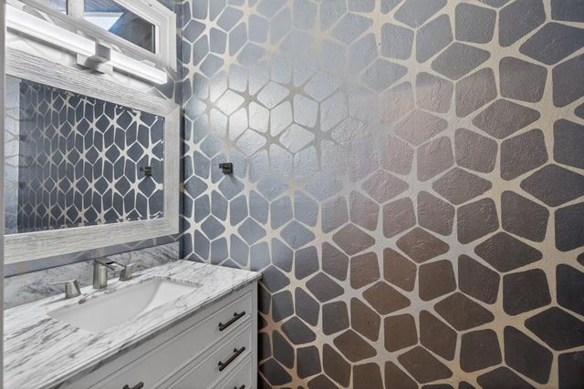 2595 American River Dr, Sacramento, CA 95864