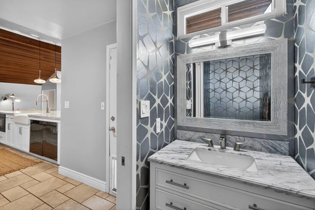 2595 American River Dr, Sacramento, CA 95864