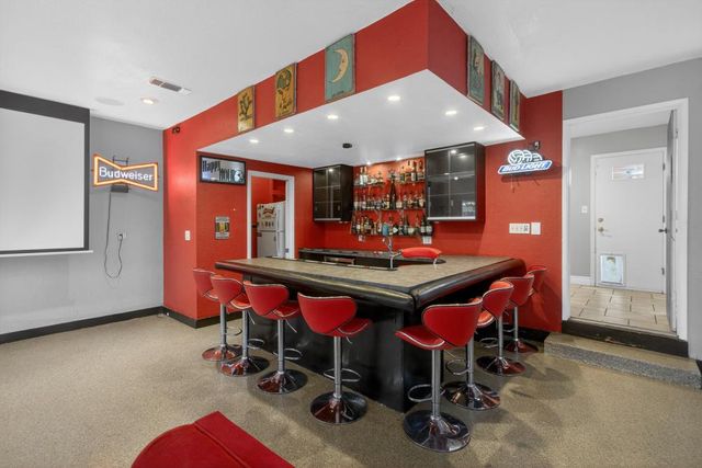 2595 American River Dr, Sacramento, CA 95864