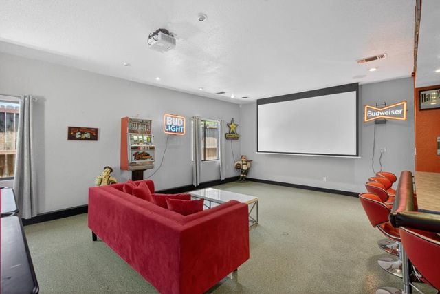 2595 American River Dr, Sacramento, CA 95864