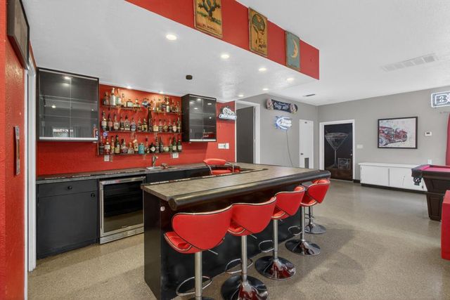 2595 American River Dr, Sacramento, CA 95864