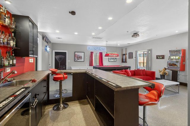 2595 American River Dr, Sacramento, CA 95864