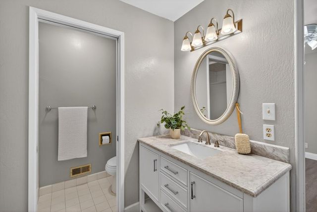 2595 American River Dr, Sacramento, CA 95864