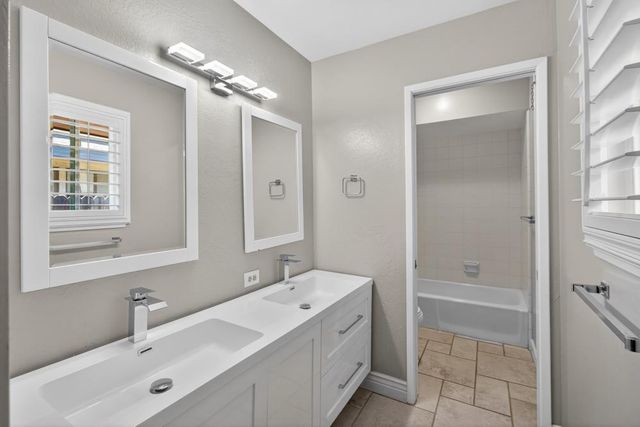 2595 American River Dr, Sacramento, CA 95864