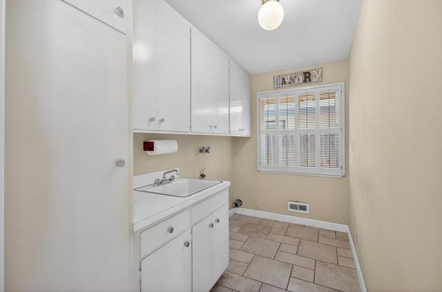 2595 American River Dr, Sacramento, CA 95864