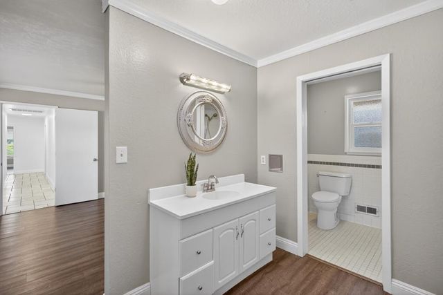 2595 American River Dr, Sacramento, CA 95864