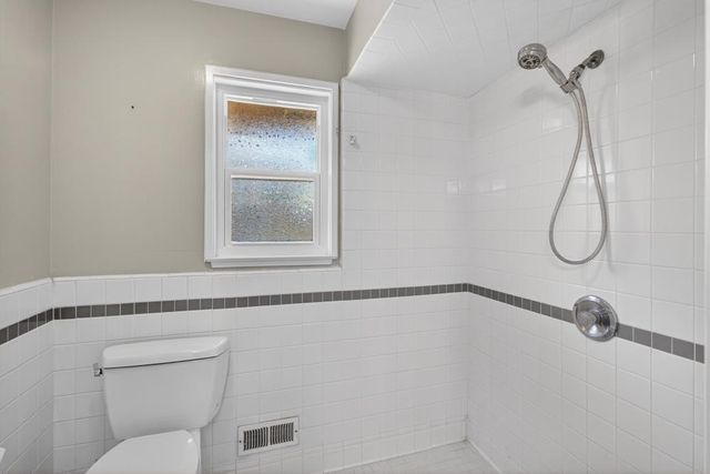 2595 American River Dr, Sacramento, CA 95864