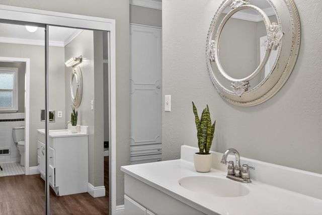 2595 American River Dr, Sacramento, CA 95864