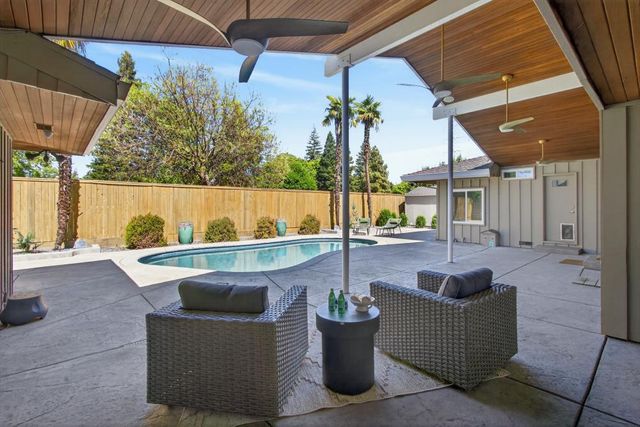 2595 American River Dr, Sacramento, CA 95864