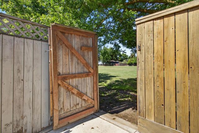 2595 American River Dr, Sacramento, CA 95864