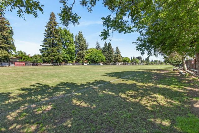 2595 American River Dr, Sacramento, CA 95864