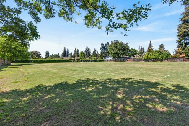 2595 American River Dr, Sacramento, CA 95864