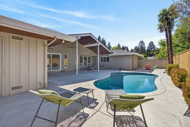 2595 American River Dr, Sacramento, CA 95864