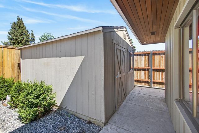 2595 American River Dr, Sacramento, CA 95864