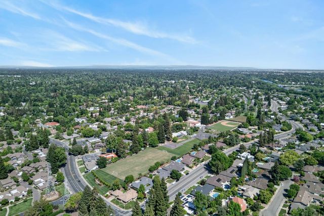 2595 American River Dr, Sacramento, CA 95864