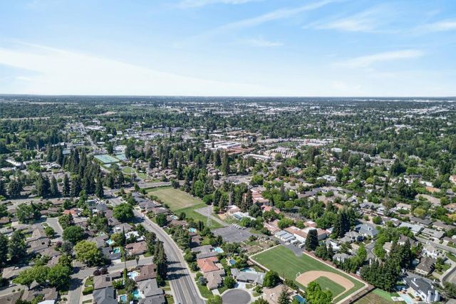 2595 American River Dr, Sacramento, CA 95864