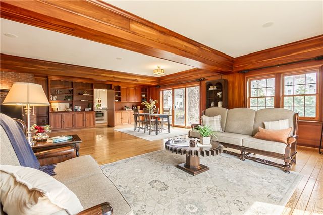1 Stonegate Lane, Pittsford, NY 14534