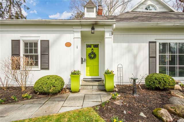 1 Stonegate Lane, Pittsford, NY 14534