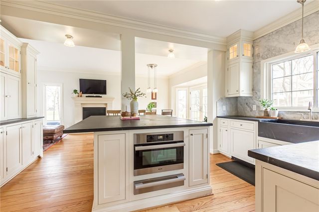 1 Stonegate Lane, Pittsford, NY 14534