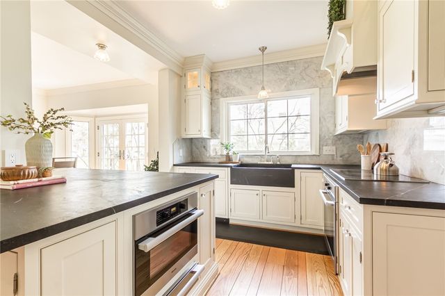 1 Stonegate Lane, Pittsford, NY 14534