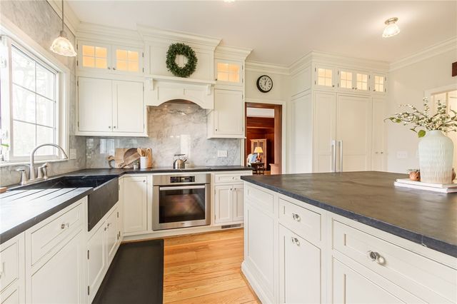 1 Stonegate Lane, Pittsford, NY 14534