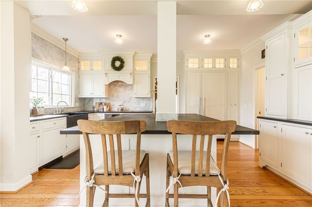 1 Stonegate Lane, Pittsford, NY 14534