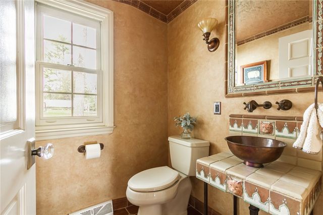 1 Stonegate Lane, Pittsford, NY 14534