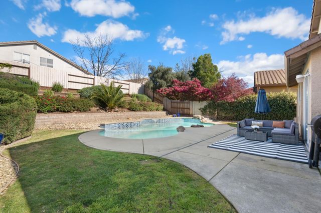 1384 Walden Dr, Folsom, CA 95630