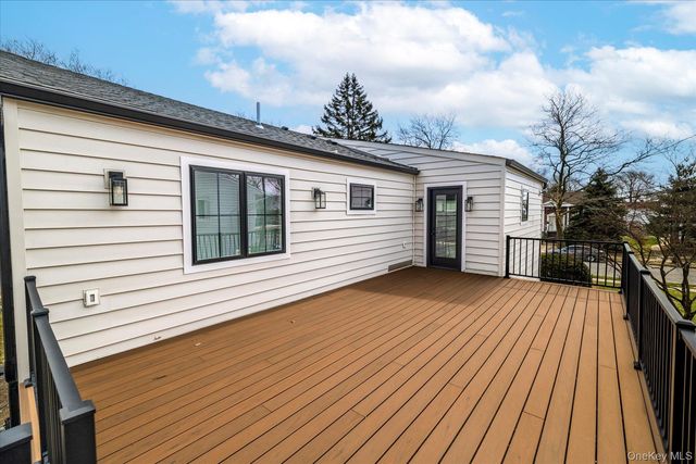 21 Dunhill Road, New Hyde Park, NY 11040