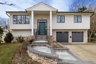 21 Dunhill Road, New Hyde Park, NY 11040