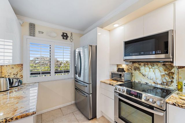 401 Ocean Bluffs Boulevard 402, Jupiter, FL 33477