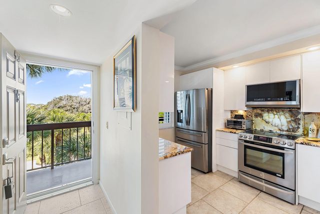 401 Ocean Bluffs Boulevard 402, Jupiter, FL 33477