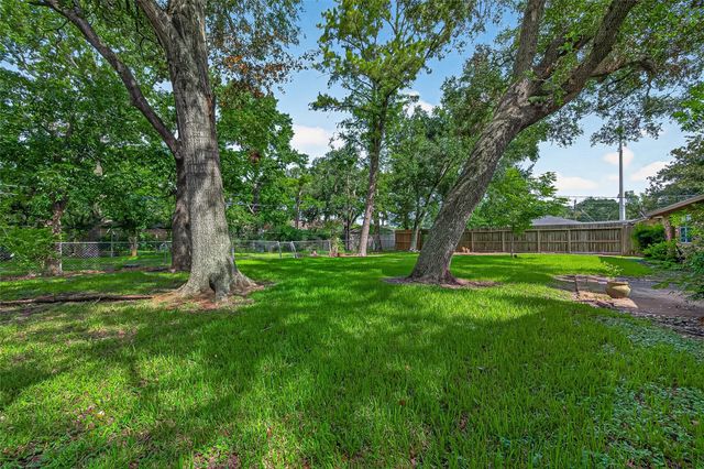 2002 Crestwood Drive, Richmond, TX 77469