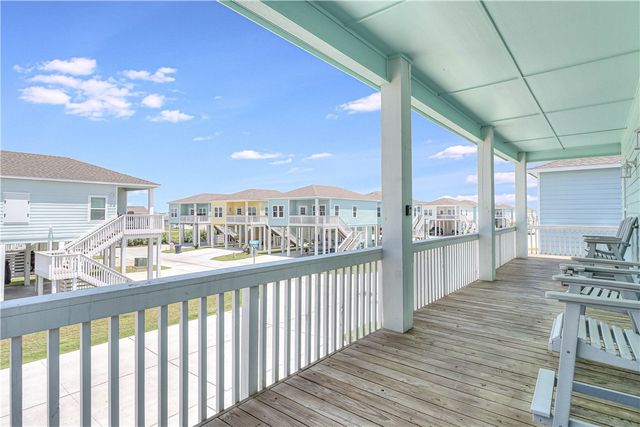 115 Paradise Dr, Rockport, TX 78382