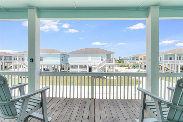 115 Paradise Dr, Rockport, TX 78382