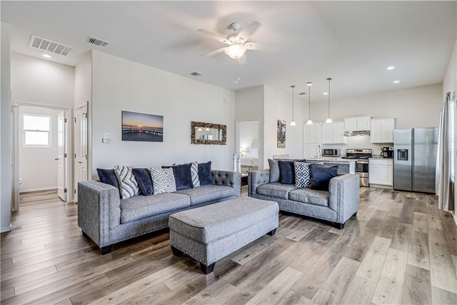 115 Paradise Dr, Rockport, TX 78382