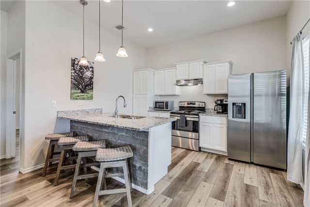 115 Paradise Dr, Rockport, TX 78382