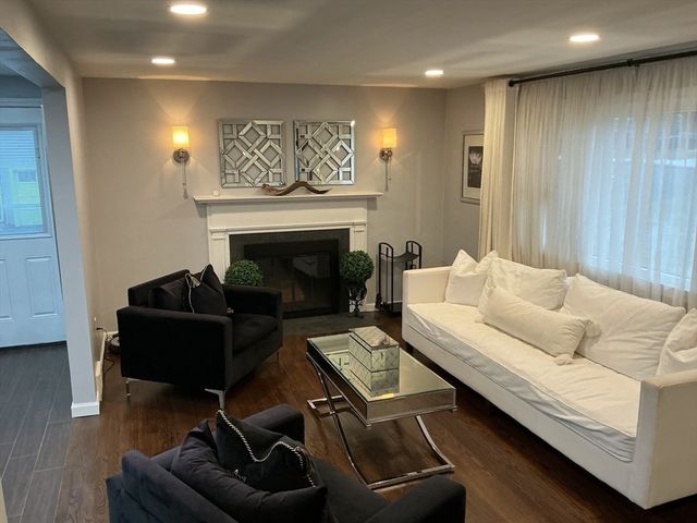 34 Pebble Path Ln, West Springfield, MA 01089