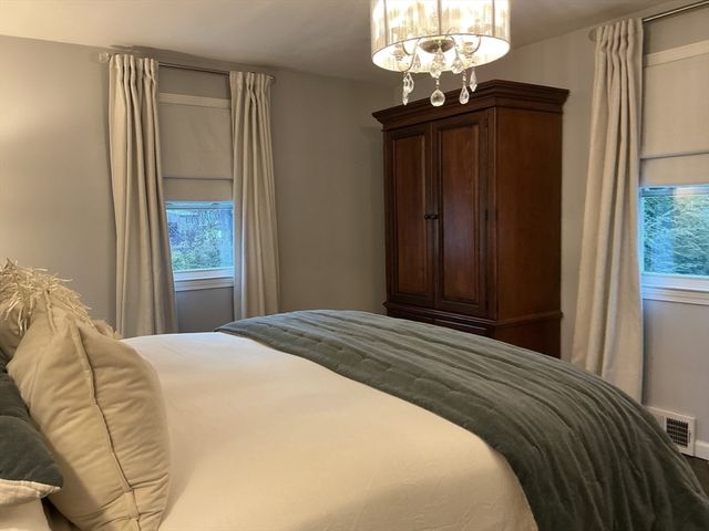 34 Pebble Path Ln, West Springfield, MA 01089