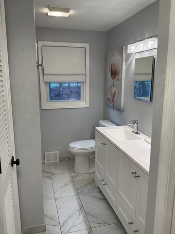 34 Pebble Path Ln, West Springfield, MA 01089