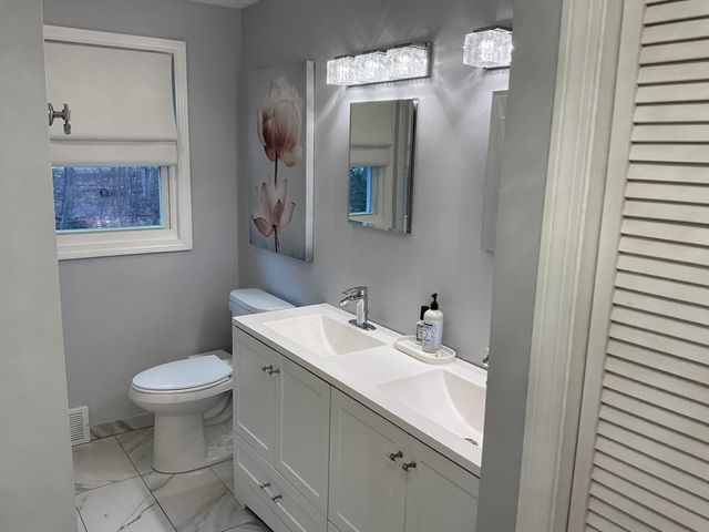 34 Pebble Path Ln, West Springfield, MA 01089