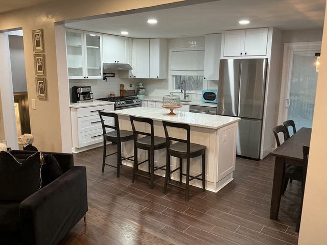 34 Pebble Path Ln, West Springfield, MA 01089