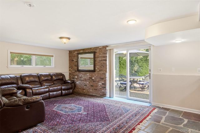 7 Laurie Place, Glen Cove, NY 11542