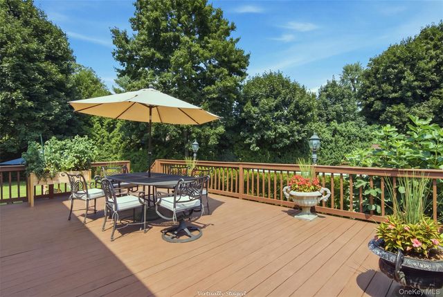 7 Laurie Place, Glen Cove, NY 11542