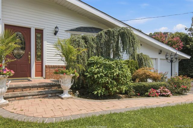 7 Laurie Place, Glen Cove, NY 11542