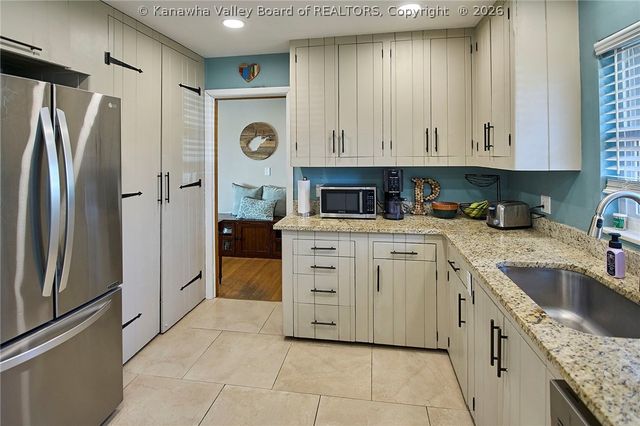 1555 Summit Drive, Charleston, WV 25302
